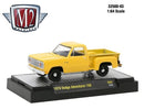 2023 M2 Machines Pikcup Trucks 78 Limited Edition 1/8,250 1978 Dodge Adventurer 150 R83 amarillo Llantas de Goma - Detalle Empaque
