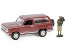 2024 Greenlight The Hobby Shop Series 16 1978 Plymouth Trail Duster with Backpacker rojo Llantas de Goma con Figura Diorama