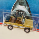 2023 Hot Wheels Premium Entertainment Jaws Tiburón 75 Chevy Blazer Custom beige con blanco Llantas de Goma RR base ZAMAC
