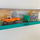 2024 M2 Machines Coca Cola Auto-Haulers Limited Edition 1/7,250 1969 Ford F-100 Ranger 4x4 y 1966 Ford Bronco con Llantas de Goma - Detalle en Urna