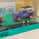 2024 M2 Machines Coca Cola Auto-Haulers Limited Edition 1/7,250 1969 Ford F-100 Ranger 4x4 y 1966 Ford Bronco con Llantas de Goma - Detalle en Urna