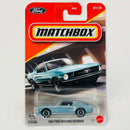 2025 Matchbox MBX Showroom 1968 Ford Mustang Fastback celeste metálico Primera Edición