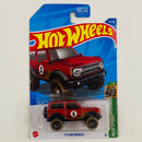 2022 Hot Wheels Mud Studs 21 Ford Bronco rojo metálico BLOR