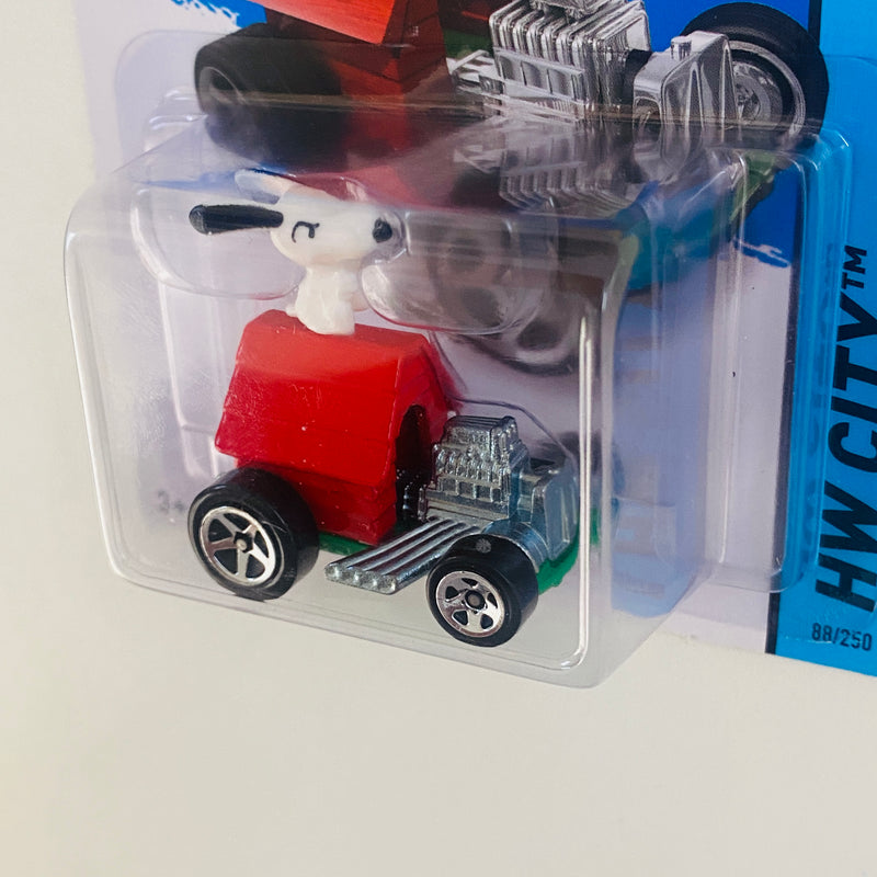 2014 Hot Wheels Peanuts HW City Snoopy rojo 5SP Primera Edición