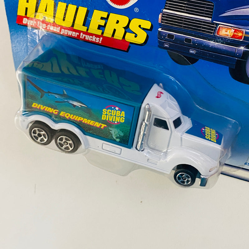 1999 Hot Wheels Haulers Scuba Diving Equipment Camión Trailer blanco con verde 5SP