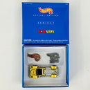 1999 Hot Wheels Special Edition KB Toys Exclusive Series 1 Pack - Sweet 16 dorado metálico Redline RL y 2 Pins del 30 Aniversario