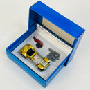 1999 Hot Wheels Special Edition KB Toys Exclusive Series 1 Pack - Sweet 16 dorado metálico Redline RL y 2 Pins del 30 Aniversario