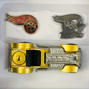 1999 Hot Wheels Special Edition KB Toys Exclusive Series 1 Pack - Sweet 16 dorado metálico Redline RL y 2 Pins del 30 Aniversario