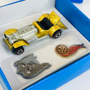 1999 Hot Wheels Special Edition KB Toys Exclusive Series 1 Pack - Sweet 16 dorado metálico Redline RL y 2 Pins del 30 Aniversario