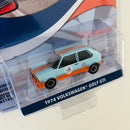 2023 Greenlight GULF Special Edition Series 1 1974 Volkswagen GOLF GTI celeste con naranja Llantas de Goma