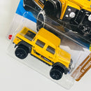 2025 Hot Wheels HW Dirt 15 Land Rover Defender Double Cab amarillo BLOR