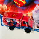 2021 Hot Wheels Premium Pop Culture DC Comics Superman 88 Mercedes Benz Unimog U1300 rojo con azul Llantas de Goma RR base ZAMAC