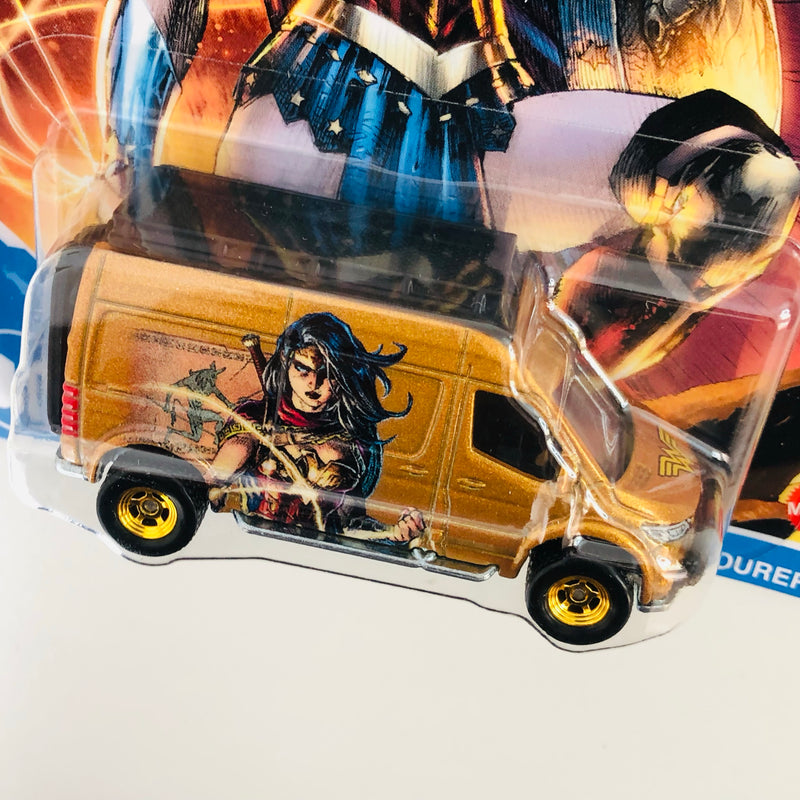 2021 Hot Wheels Premium Pop Culture DC Comics Wonder Woman Mujer Maravilla Mercedes Benz Sprinter Tourer dorado Llantas de Goma RR base ZAMAC