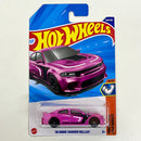 2025 Hot Wheels Muscle Mania 20 Dodge Charger Hellcat rosado metálico J5 - Básico del STH
