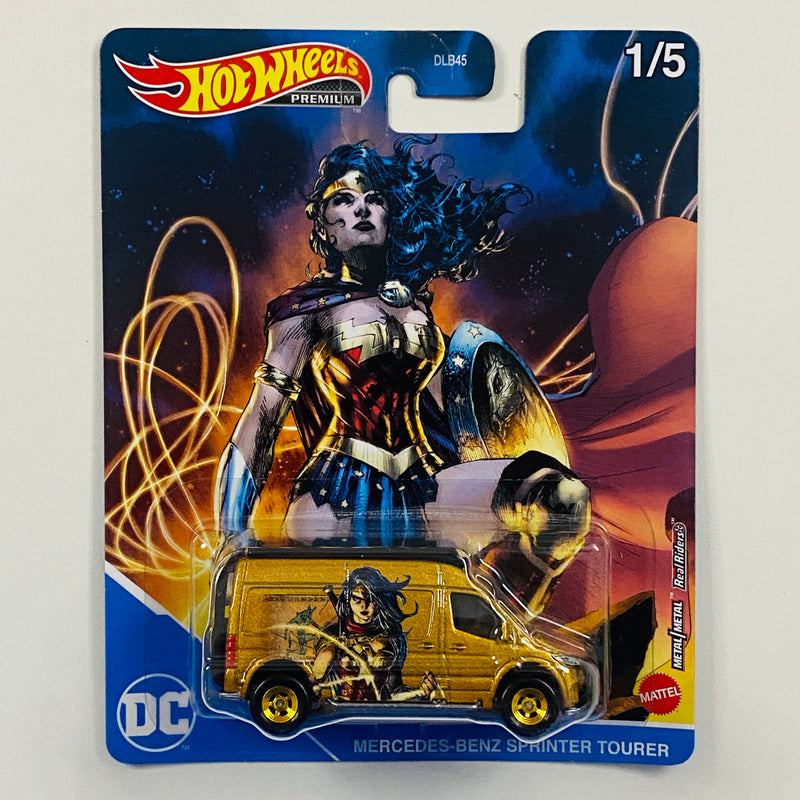 2021 Hot Wheels Premium Pop Culture DC Comics Wonder Woman Mujer Maravilla Mercedes Benz Sprinter Tourer dorado Llantas de Goma RR base ZAMAC