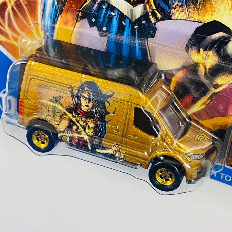 2021 Hot Wheels Premium Pop Culture DC Comics Wonder Woman Mujer Maravilla Mercedes Benz Sprinter Tourer dorado Llantas de Goma RR base ZAMAC