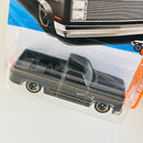 2025 Hot Wheels HW Hot Trucks 83 Chevy Silverado gris metálico 5SP