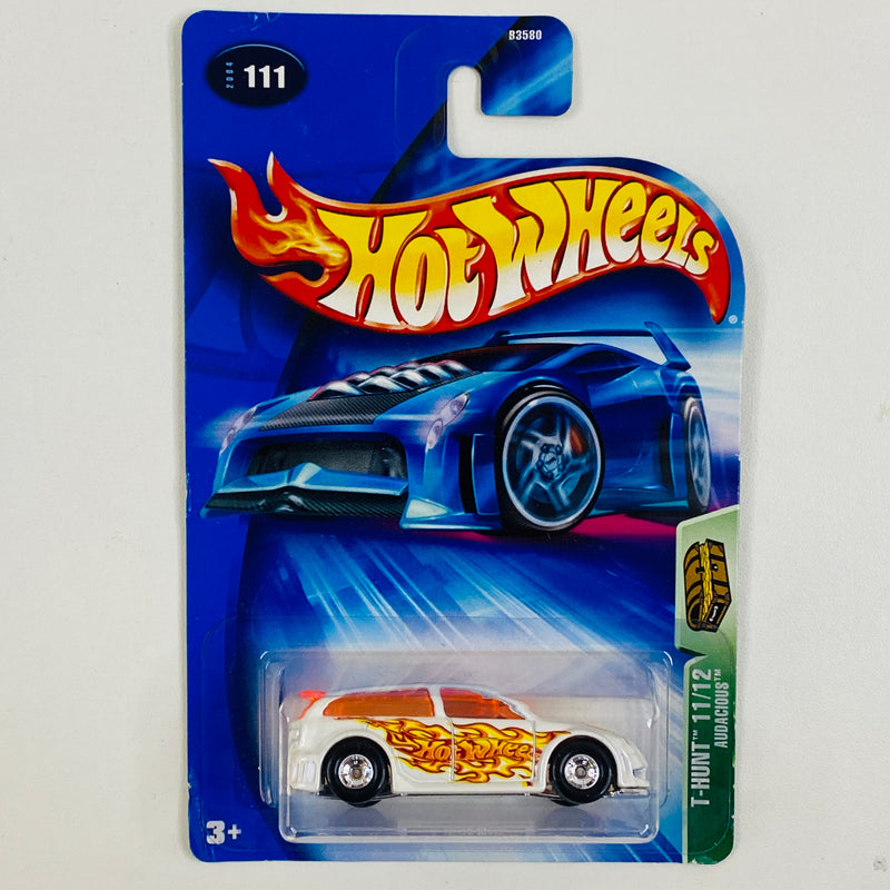 2004 Hot Wheels Treasure Hunt T-Hunt Audacious Toyota Caldina blanco con flamas Llantas de Goma RR