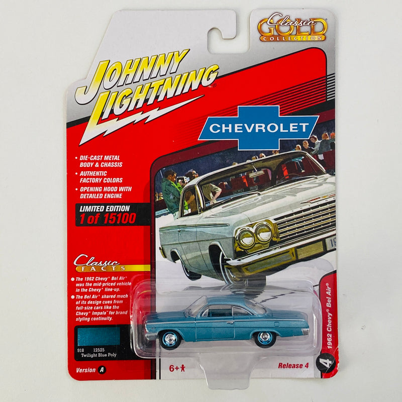 2021 Johnny Lightning Classic Gold Limited Edition 1/15,100 1962 Chevy Bel Air celeste Llantas de Goma y Levanta Capó