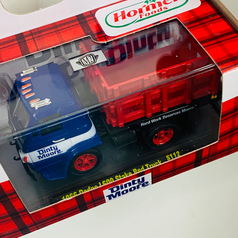 2022 M2 Machines Limited Edition 1/9,600 Dinty Moore Hormel Foods 1966 Dodge L600 Stake Bed Truck S112 azul con rojo Llantas de Goma