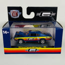 2023 M2 Machines Limited Edition 1/9,000 Mr Gasket Co 1968 Plymouth Barracuda HEMI Super Stock R83 azul con amarillo Llantas de Goma