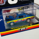 2023 M2 Machines Limited Edition 1/9,000 Mr Gasket Co 1968 Plymouth Barracuda HEMI Super Stock R83 azul con amarillo Llantas de Goma