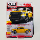 2024 Auto World Premium Series Muscle Trucks Special Edition 2023 Dodge Ram 1500 Rebel Havoc Edition amarillo Llantas de Goma Primera Edición