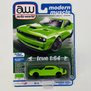 2022 Auto World Premium Series Modern Muscle Limited Edition 2019 Dodge Challenger R/T Scat Pack verde Llantas de Goma