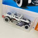 2024 Hot Wheels Treasure Hunt HW Track Champs Bone Shaker blanco 5SP