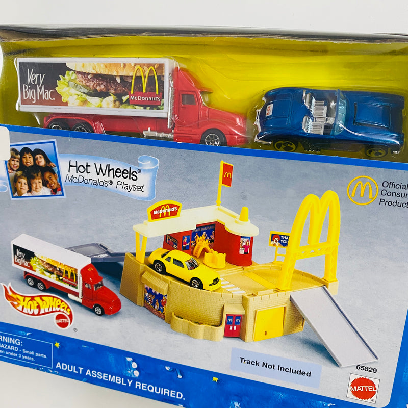 1997 Hot Wheels McDonalds Playset Sto & Go Restaurant Drive Thru con Camión Hauler Truck Very Big Mac y 58 Corvette Coupe Chevrolet