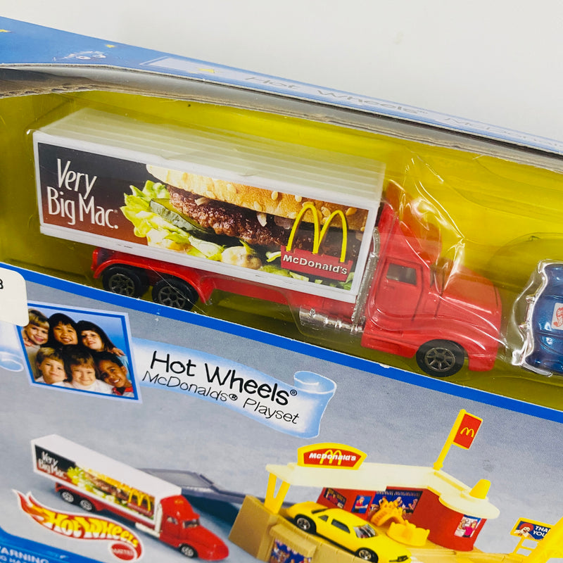 1997 Hot Wheels McDonalds Playset Sto & Go Restaurant Drive Thru con Camión Hauler Truck Very Big Mac y 58 Corvette Coupe Chevrolet