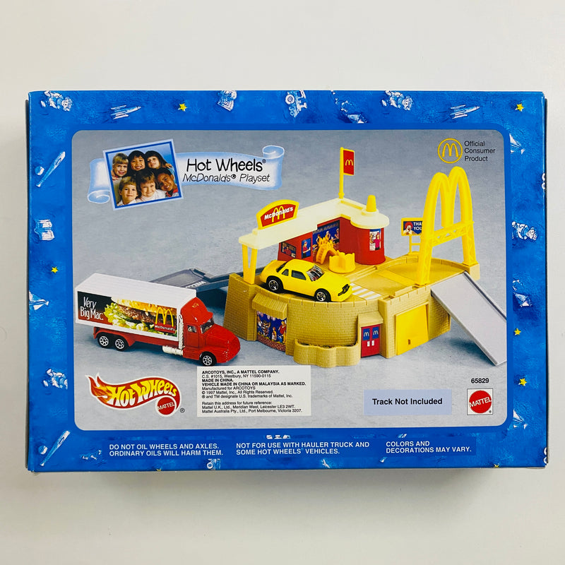 1997 Hot Wheels McDonalds Playset Sto & Go Restaurant Drive Thru con Camión Hauler Truck Very Big Mac y 58 Corvette Coupe Chevrolet