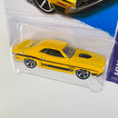 2013 Hot Wheels HW Showroom 71 Dodge Challenger amarillo OH5