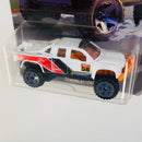 2018 Hot Wheels Walmart Exclusive Ford Trucks Sandblaster Ford F-150 SVT Raptor Prerunner blanco 5SP