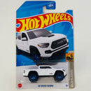 2023 Hot Wheels Baja Blazers 20 Toyota Tacoma blanco BAJA5 - Detalle Burbuja