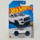 2023 Hot Wheels Baja Blazers 20 Toyota Tacoma blanco BAJA5