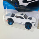 2023 Hot Wheels Baja Blazers 20 Toyota Tacoma blanco BAJA5