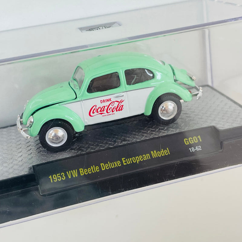 2018 M2 Machines M2 Machines Coca Cola Coke Limited Edition 1953 VW Volkswagen Beetle Deluxe European Model GG01 verde con blanco Llantas de Goma - Loose con Caja Acrílica