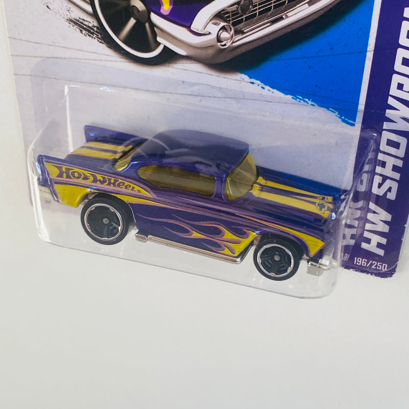 2013 Hot Wheels HW Showroom 57 Chevy morado metálico con flamas 5SP