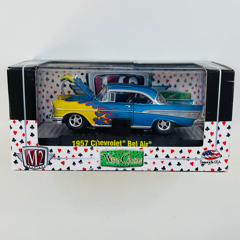 2012 M2 Machines Wild Cards Limited Edition 1957 Chevrolet Bel Air WC-04 azul metálico con flamasLlantas de Goma