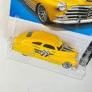 2022 Hot Wheels Rod Squad MOONEYES 47 Chevy Fleetline amarillo LW