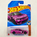 2025 Hot Wheels Muscle Mania 20 Dodge Charger Hellcat rosado metálico J5 - Básico del STH