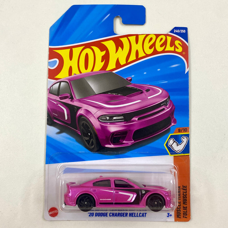 2025 Hot Wheels Muscle Mania 20 Dodge Charger Hellcat rosado metálico J5 - Básico del STH