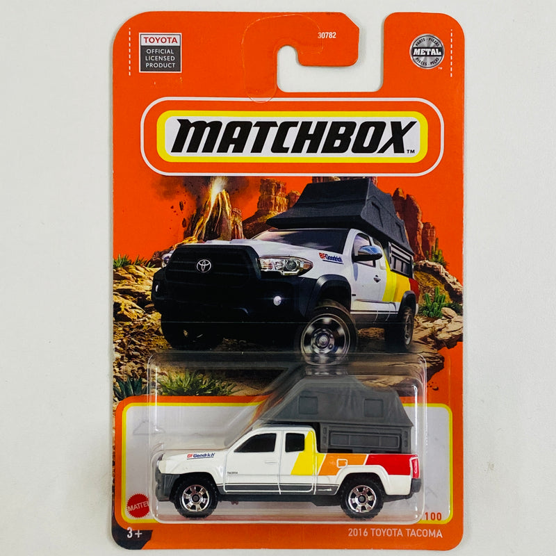 2022 Matchbox MBX Off-Road 16 Toyota Tacoma blanco con Tienda de Camping