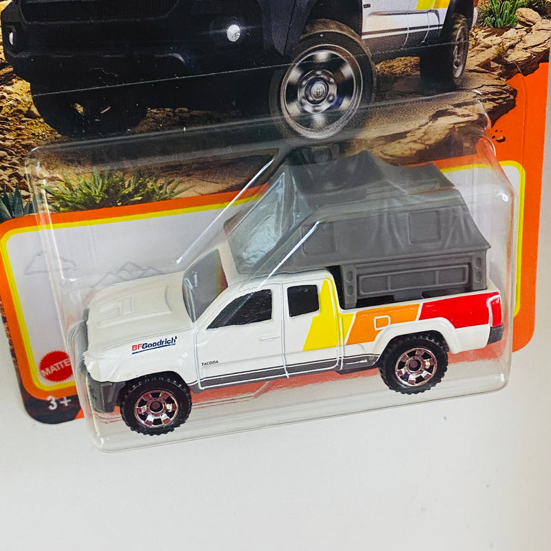2022 Matchbox MBX Off-Road 16 Toyota Tacoma blanco con Tienda de Camping