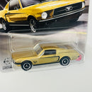 2026 Matchbox MBX Showroom 1968 Ford Mustang Fastback dorado metálico