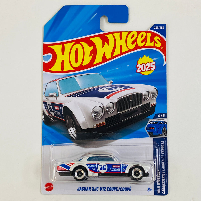 2025 Hot Wheels Wild Widebody Jaguar XJC V12 Coupe blanco L4 Primera Edición