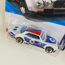 2025 Hot Wheels Wild Widebody Jaguar XJC V12 Coupe blanco L4 Primera Edición