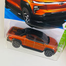 2025 Hot Wheels HW EV Chevrolet Silverado EV RST naranja metálico Y5