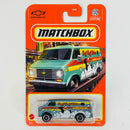 2024 Matchbox MBX Metro 75 Chevy Van celeste metálico - Detalle de Piocha